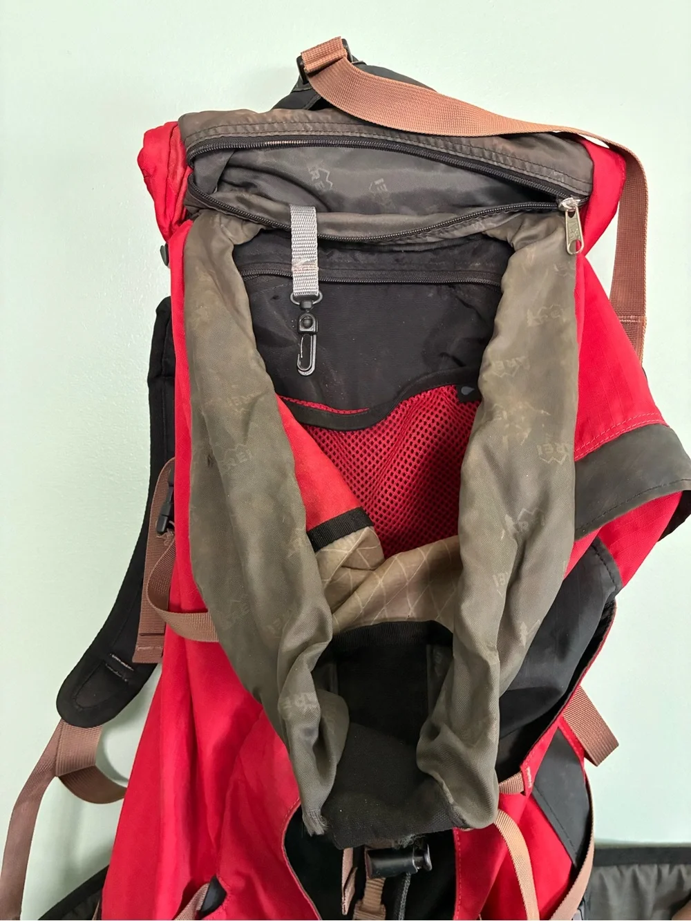 REI Talus 35 Red Black Backpack Hiking Overnight Camping Framed Multi Clipped